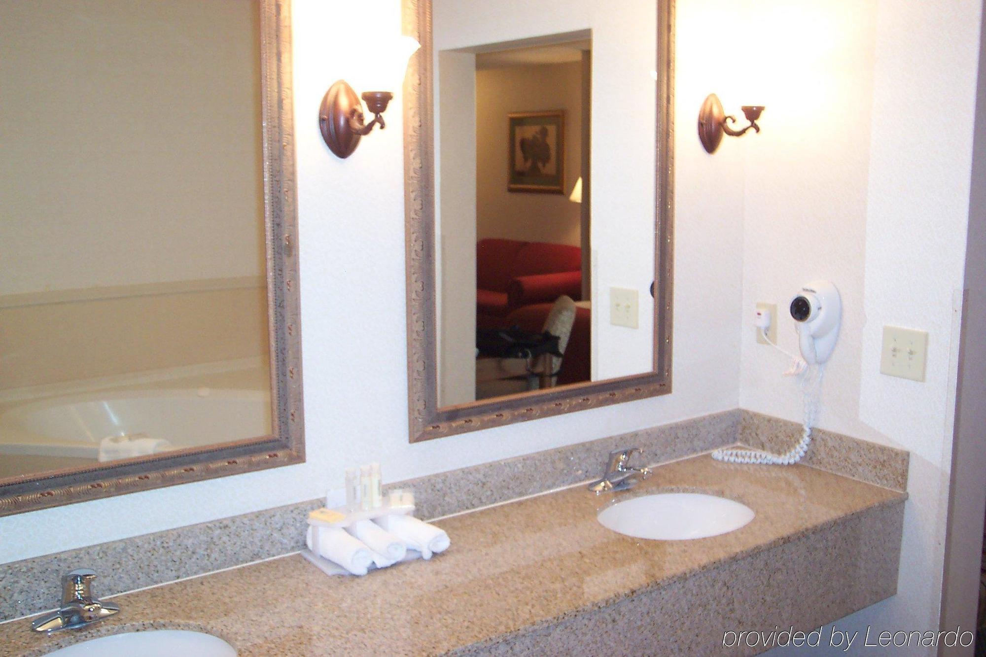 Express & - Area By Ihg Hotel 2*